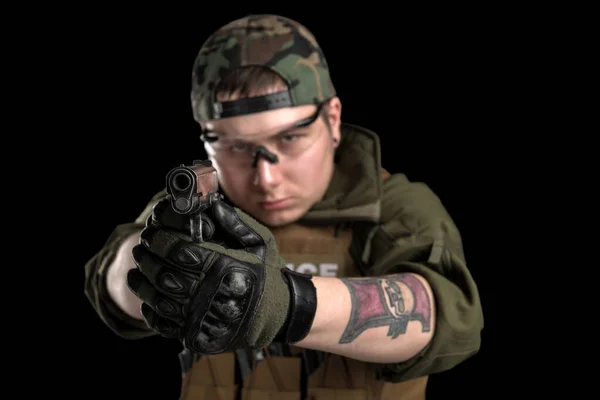 ガスマスクの警察官にアサルトライフルを 統一は 米国のエリートタスク力に準拠しています スタジオで撮影 — ストック写真
