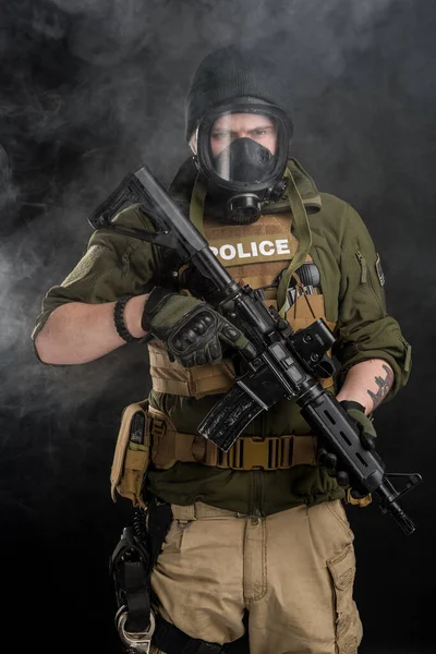 Oficial Policía Con Máscara Gas Rifle Asalto Uniforme Ajusta Grupo — Foto de Stock