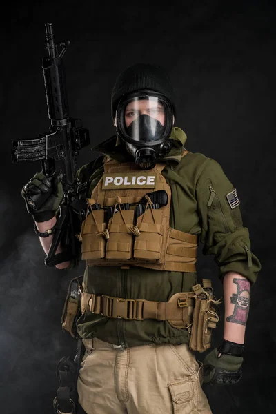 Officier Police Masque Gaz Avec Fusil Assaut Uniforme Conforme Force — Photo