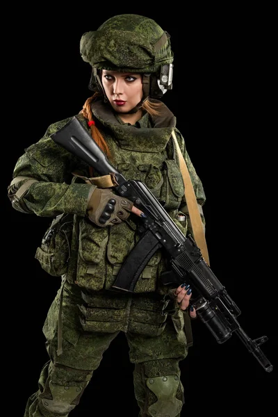 ロシアの女性は黒い背景で制服を着た歩兵を機械化し — ストック写真