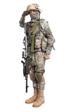 Amerikan Ordusu üniformalı asker (omzunda ABD Bayrağı). Stüdyoda çekilmiş. Beyaz arkaplanda kırpma yolu ile izole edildi