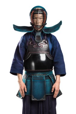 Shinai (bambu kılıcı) ile insan kendo dövüşçüsü portresi. Stüdyoda çekilmiş. Beyaz arkaplanda kırpma yolu ile izole edildi