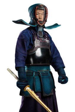Shinai (bambu kılıcı) ile insan kendo dövüşçüsü portresi. Stüdyoda çekilmiş. Beyaz arkaplanda kırpma yolu ile izole edildi