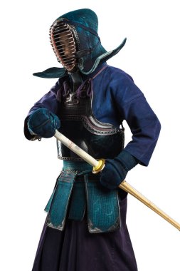 Shinai (bambu kılıcı) ile insan kendo dövüşçüsü portresi. Stüdyoda çekilmiş. Beyaz arkaplanda kırpma yolu ile izole edildi