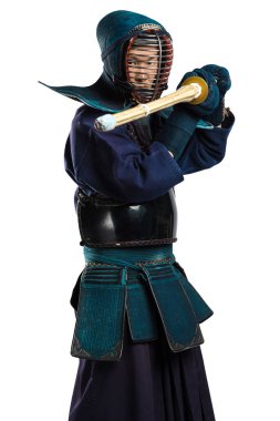 Shinai (bambu kılıcı) ile insan kendo dövüşçüsü portresi. Stüdyoda çekilmiş. Beyaz arkaplanda kırpma yolu ile izole edildi