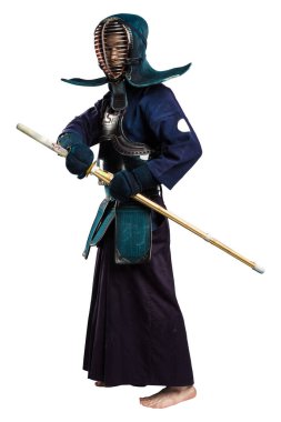 Shinai (bambu kılıcı) ile insan kendo dövüşçüsü portresi. Stüdyoda çekilmiş. Beyaz arkaplanda kırpma yolu ile izole edildi