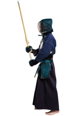 Shinai (bambu kılıcı) ile insan kendo dövüşçüsü portresi. Stüdyoda çekilmiş. Beyaz arkaplanda kırpma yolu ile izole edildi