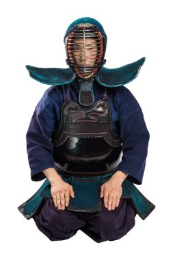 Shinai (bambu kılıcı) ile insan kendo dövüşçüsü portresi. Stüdyoda çekilmiş. Beyaz arkaplanda kırpma yolu ile izole edildi