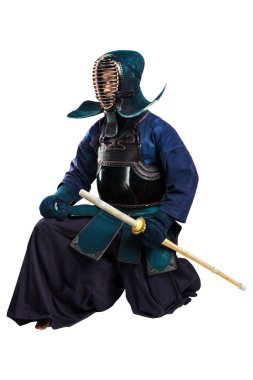 Shinai (bambu kılıcı) ile insan kendo dövüşçüsü portresi. Stüdyoda çekilmiş. Beyaz arkaplanda kırpma yolu ile izole edildi