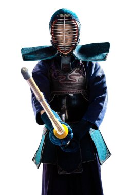 Shinai (bambu kılıcı) ile insan kendo dövüşçüsü portresi. Stüdyoda çekilmiş. Beyaz arkaplanda kırpma yolu ile izole edildi