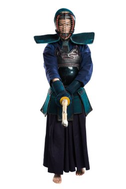 Shinai (bambu kılıcı) ile insan kendo dövüşçüsü portresi. Stüdyoda çekilmiş. Beyaz arkaplanda kırpma yolu ile izole edildi