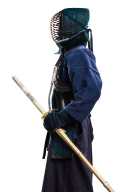 Shinai (bambu kılıcı) ile insan kendo dövüşçüsü portresi. Stüdyoda çekilmiş. Beyaz arkaplanda kırpma yolu ile izole edildi