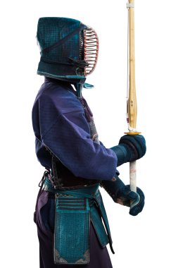 Shinai (bambu kılıcı) ile insan kendo dövüşçüsü portresi. Stüdyoda çekilmiş. Beyaz arkaplanda kırpma yolu ile izole edildi