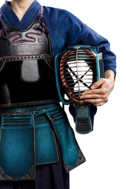 Geleneksel Kendo zırhlı, kasklı bir erkek. Stüdyoda çekilmiş. beyaz arkaplanda izole 