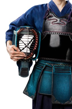 Geleneksel Kendo zırhlı, kasklı bir erkek. Stüdyoda çekilmiş. beyaz arkaplanda izole 