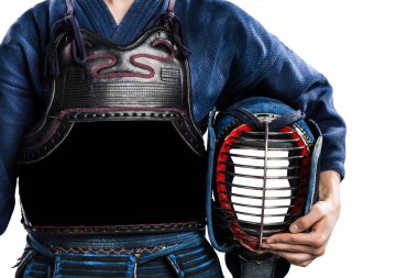 Geleneksel Kendo zırhlı, kasklı bir erkek. Stüdyoda çekilmiş. beyaz arkaplanda izole 