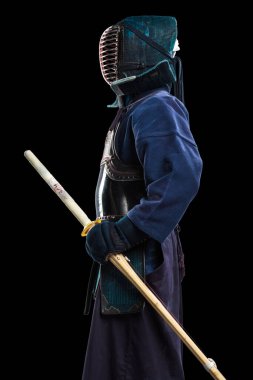 Shinai (bambu kılıcı) ile insan kendo dövüşçüsü portresi. Stüdyoda çekilmiş. Siyah arkaplanda kırpma yolu ile izole edildi