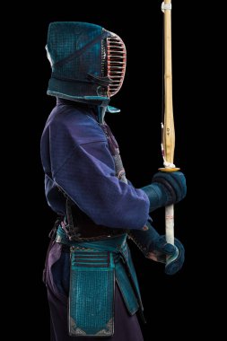 Shinai (bambu kılıcı) ile insan kendo dövüşçüsü portresi. Stüdyoda çekilmiş. Siyah arkaplanda kırpma yolu ile izole edildi