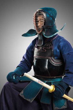 Shinai (bambu kılıcı) ile insan kendo dövüşçüsü portresi. Stüdyoda çekilmiş. Gri arkaplanda kırpma yolu ile izole edilmiş