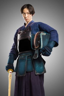 Geleneksel kimono kostümlü Kendo dövüşçüsü portresi. Stüdyoda çekilmiş. Beyaz arkaplanda kırpma yolu ile izole edildi