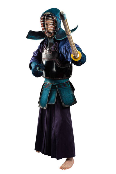 Портрет человека-бойца кэндо с синаем (бамбуковый меч). Застрелен в студии. Изолированный с вырезанием пути на белом фоне
