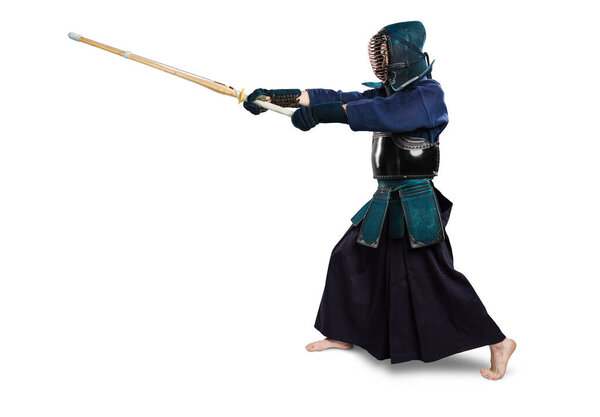 Портрет человека-бойца кэндо с синаем (бамбуковый меч). Застрелен в студии. Изолированный с вырезанием пути на белом фоне
