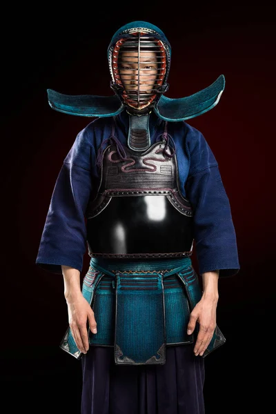 Portret Człowieka Kendo Fighter Shinai Bambusowy Miecz Postrzelony Studio Odizolowana — Zdjęcie stockowe