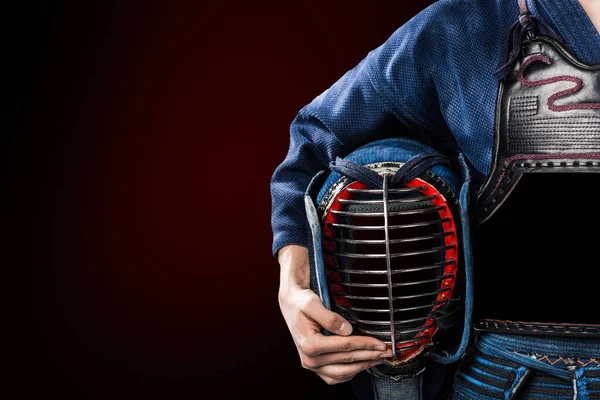 Macho Tradição Kendo Armadura Com Capacete Mão Filmado Estúdio Isolado — Fotografia de Stock