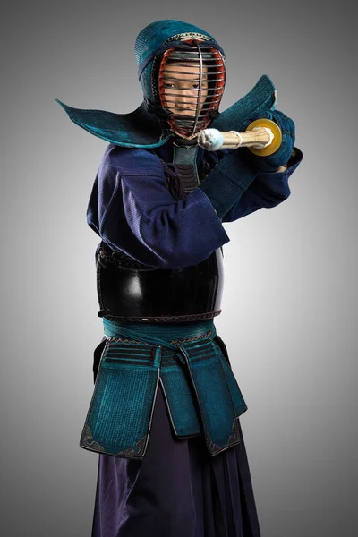 Retrato Hombre Kendo Luchador Con Shinai Espada Bambú Grabado Estudio — Foto de Stock