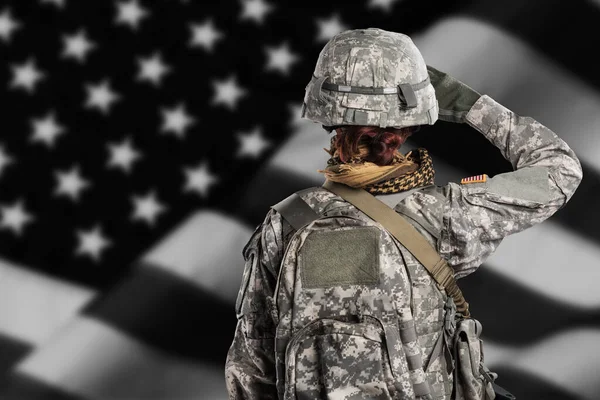 Kobieta Mundurze Żołnierza Armii Amerykańskiej Isaf Salutuje Postrzelony Studio Flaga — Zdjęcie stockowe