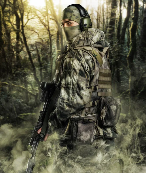 Soldato Delle Forze Speciali Fumo Con Fucile Assalto Foresta Sullo — Foto Stock