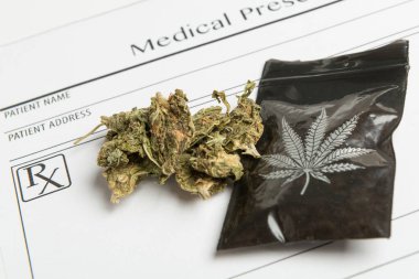 Esrar izli siyah çanta ve tıbbi marihuana reçetesi