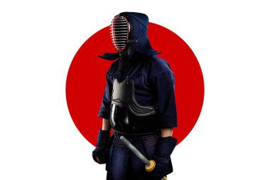 Geleneksel Kendo zırhlı bir erkek. Kızıl ay ve beyaz arka planda samuray kılıcı katanası var. (Tanımlanamayan kişi, siyah maske) Stüdyoda vuruldu. Kırpma yolu ile izole edilmiş.