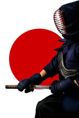 Geleneksel Kendo zırhlı bir erkek. Kızıl ay ve beyaz arka planda samuray kılıcı katanası var. (Tanımlanamayan kişi, siyah maske) Stüdyoda vuruldu. Kırpma yolu ile izole edilmiş.