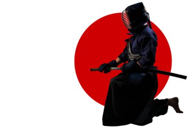 Geleneksel Kendo zırhlı bir erkek. Kızıl ay ve beyaz arka planda samuray kılıcı katanası var. (Tanımlanamayan kişi, siyah maske) Stüdyoda vuruldu. Kırpma yolu ile izole edilmiş.