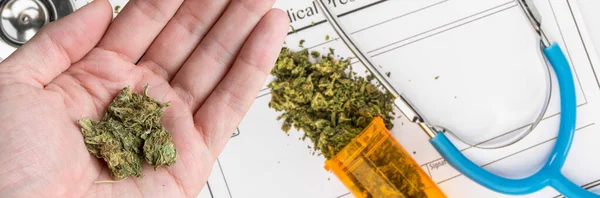 Manlig Hand Med Medicinsk Marijuana Receptbelagd Piller Flaska Med Stetoskop — Stockfoto