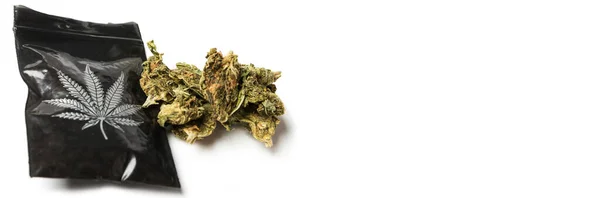 Medizinisches Marihuana Und Schwarze Tüte Mit Cannabisaufdruck Isoliert Auf Weißem — Stockfoto