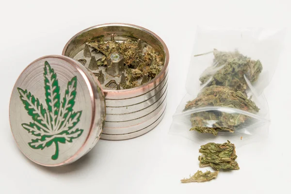 Triturador Vintage Aberto Saco Com Maconha Medicinal — Fotografia de Stock