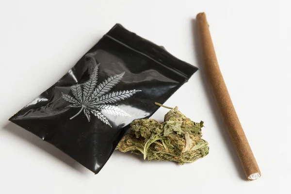 Schwarze Tüte Mit Cannabisaufdruck Knospen Medizinischen Marihuanas Stumpf — Stockfoto