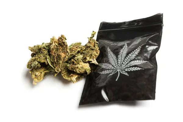 Medizinisches Marihuana Und Schwarze Tüte Mit Cannabisaufdruck Auf Weißem Hintergrund — Stockfoto