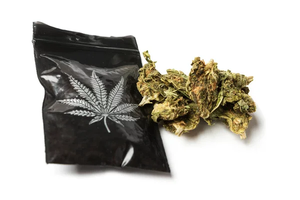 Medizinisches Marihuana Und Schwarze Tüte Mit Cannabisaufdruck Auf Weißem Hintergrund — Stockfoto