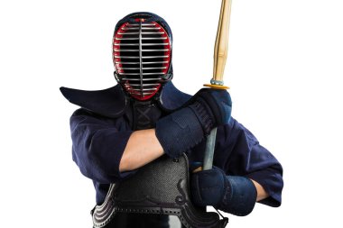 Beyaz arka planda bambu kılıçlı Kendo dövüşçüsü. Stüdyoda çekilmiş. Kırpma yolu ile izole edilmiş. (Tanımlanamayan kişi, siyah maske)
