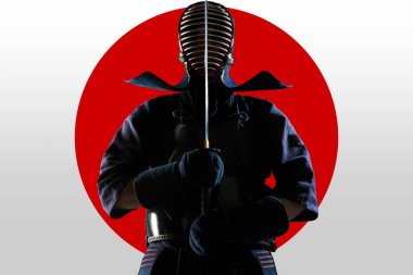 Geleneksel Kendo zırhlı bir erkek. Kızıl ay ve beyaz arka planda samuray kılıcı katanası var. (Tanımlanamayan kişi, siyah maske) Stüdyoda vuruldu. Kırpma yolu ile izole edilmiş.