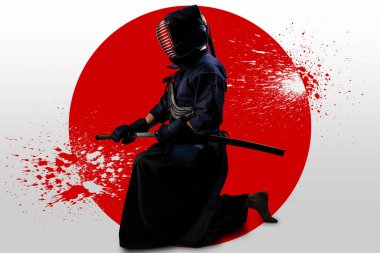 Geleneksel kendo zırhlı bir erkek, samuray kılıcı katana ile kırmızı ayda (sıçrama) ve beyaz arka planda. (Tanımlanamayan kişi, siyah maske) Stüdyoda vuruldu. Kırpma yolu ile izole edilmiş.