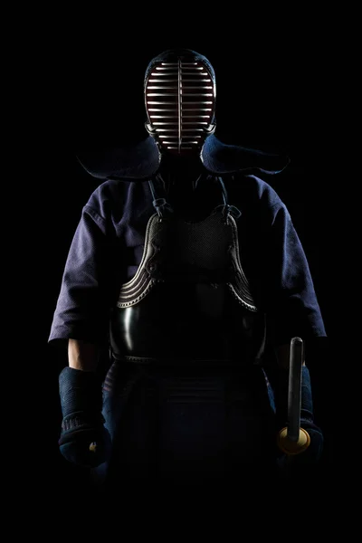 Combatiente Kendo Con Espada Bambú Sobre Fondo Negro Grabado Estudio —  Fotos de Stock