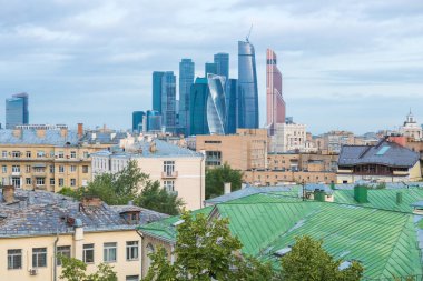 MOSCOW, RUSSIA - 22 Haziran 2016: Moskova iş merkezi manzarası. Kentsel çevrede çeşitli mimari tarzların karıştırılması.