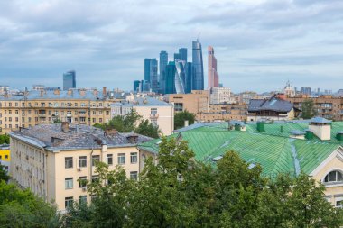 MOSCOW, RUSSIA - 22 Haziran 2016: Moskova iş merkezi manzarası. Kentsel çevrede çeşitli mimari tarzların karıştırılması.
