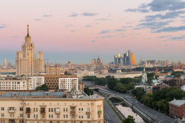 MOSCOW, RUSSIA - 13 Haziran 2016: Şafak vakti Moskova 'daki Garden Ring ve Moskova şehrinin (Moskova Uluslararası İş Merkezi) çarpıcı manzarası