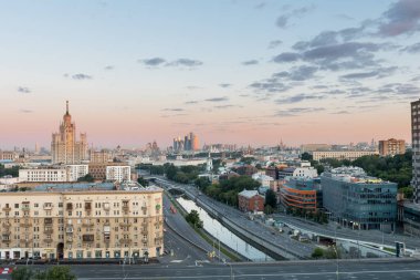 MOSCOW, RUSSIA - 13 Haziran 2016: Şafak vakti Moskova 'daki Garden Ring ve Moskova şehrinin (Moskova Uluslararası İş Merkezi) çarpıcı manzarası