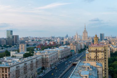 MOSCOW, Rusya - 14 JULE 2016 Kutuzovsky Prospect Summer view. Kutuzovsky Bulvarı 1957-1963 yılları arasında 8.3 km uzunluğunda inşa edildi.